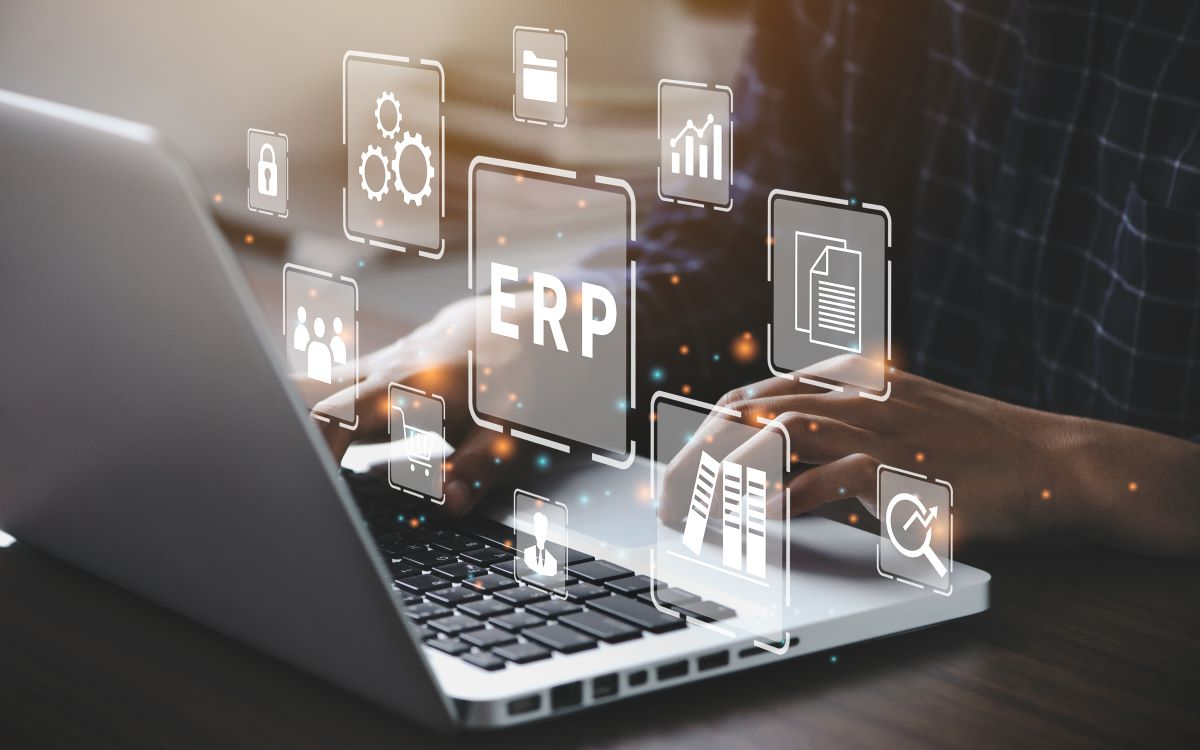 Profissional operando um ERP com módulos de finanças, estoque, compras e relatórios
